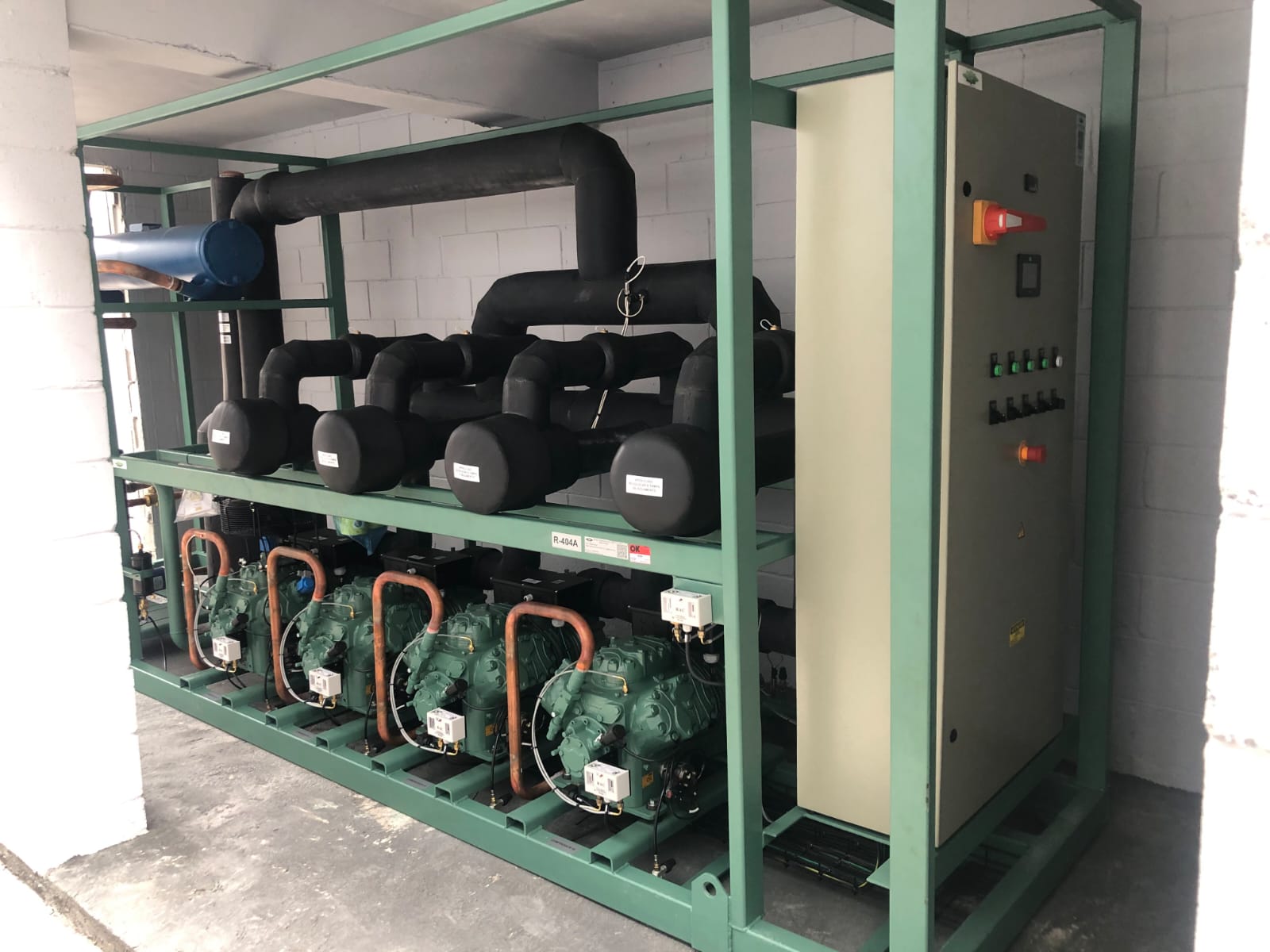 Compressores de refrigeração industrial em operação