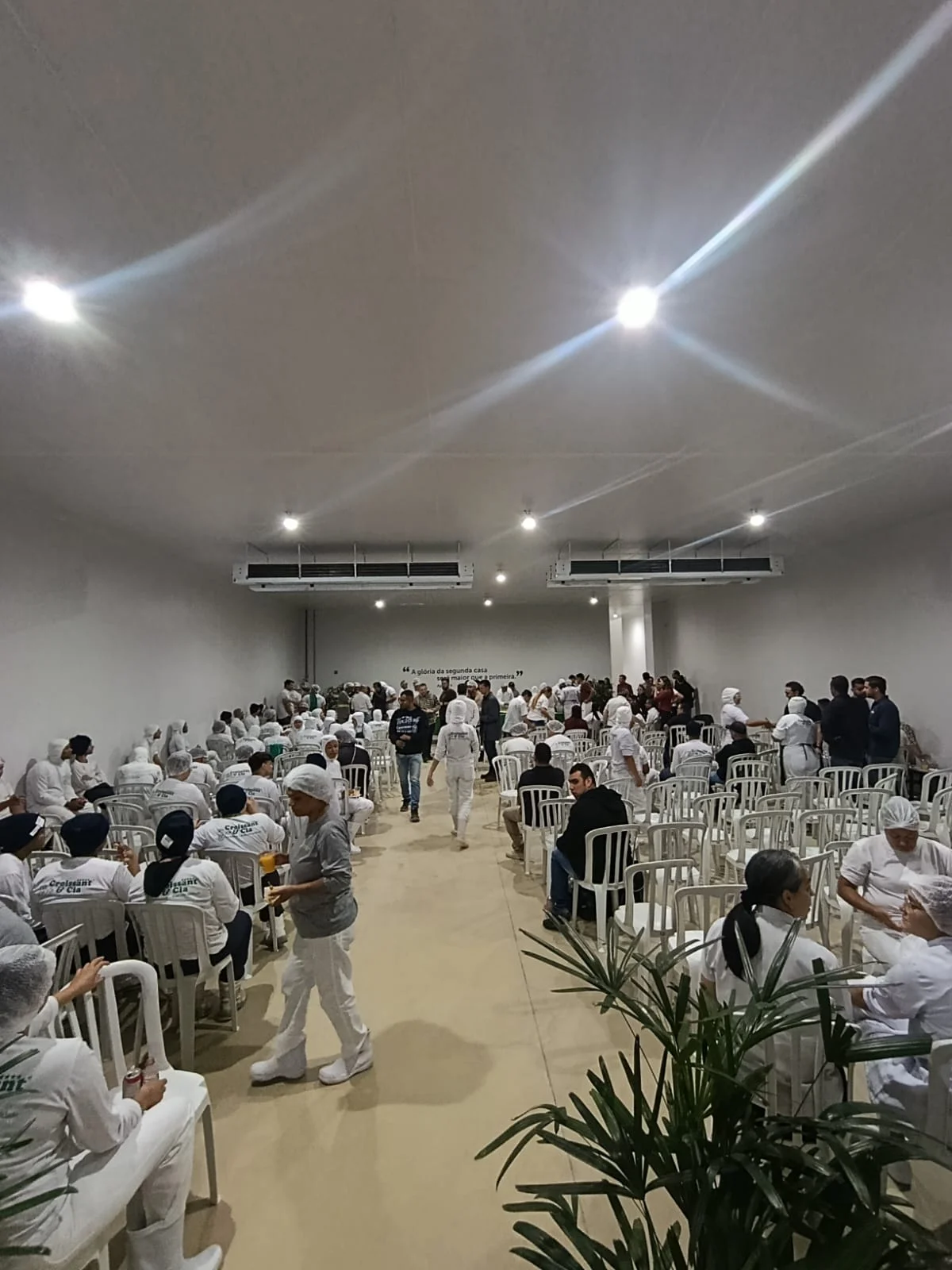Ambiente climatizado com evaporadores industriais