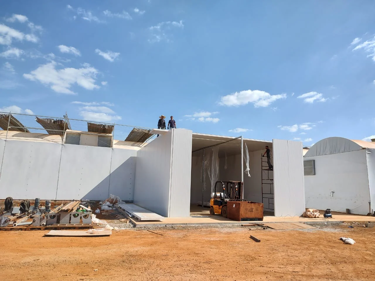 Estrutura aberta — painéis em posição