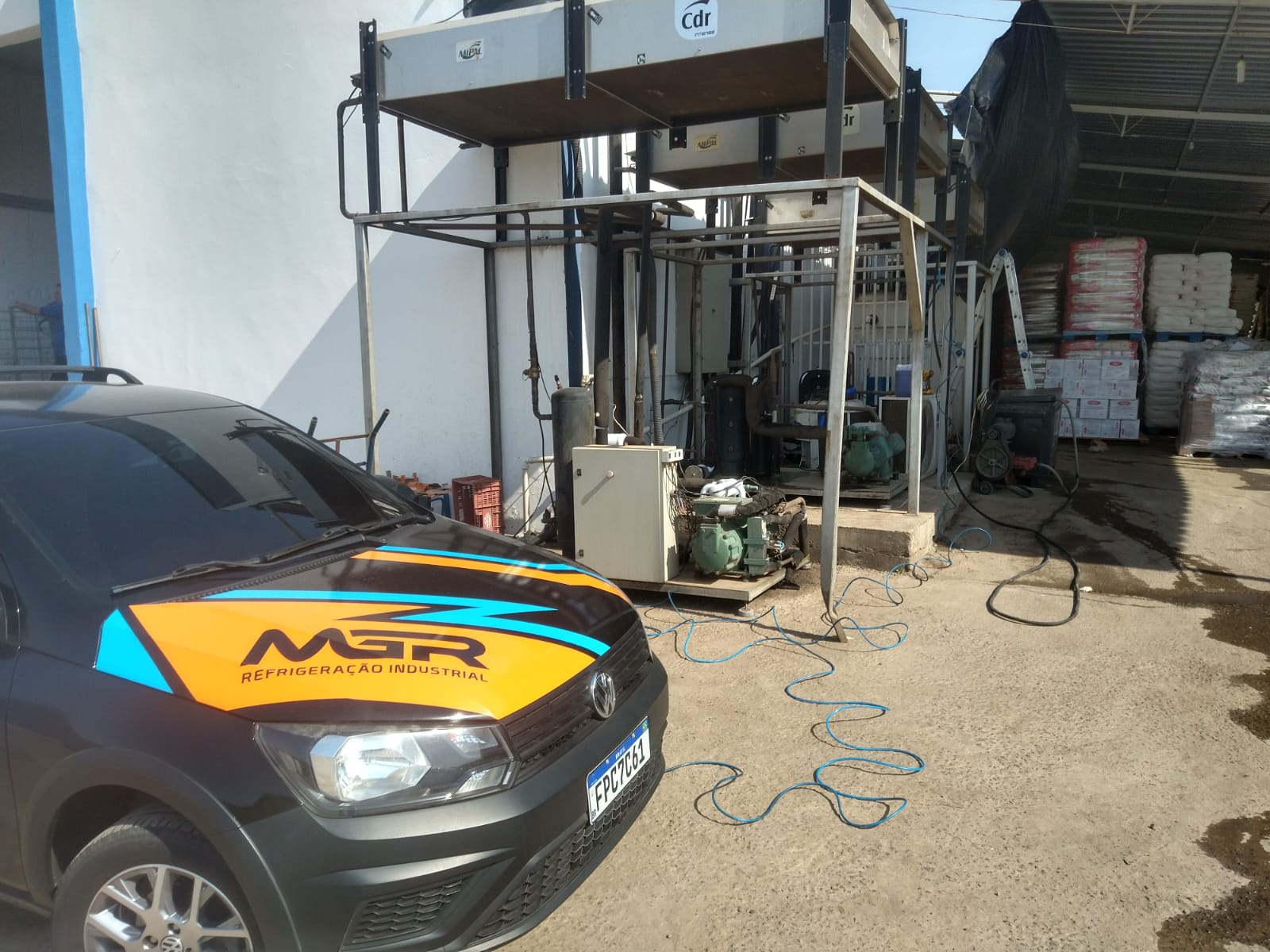 Frota de veículos e equipe técnica