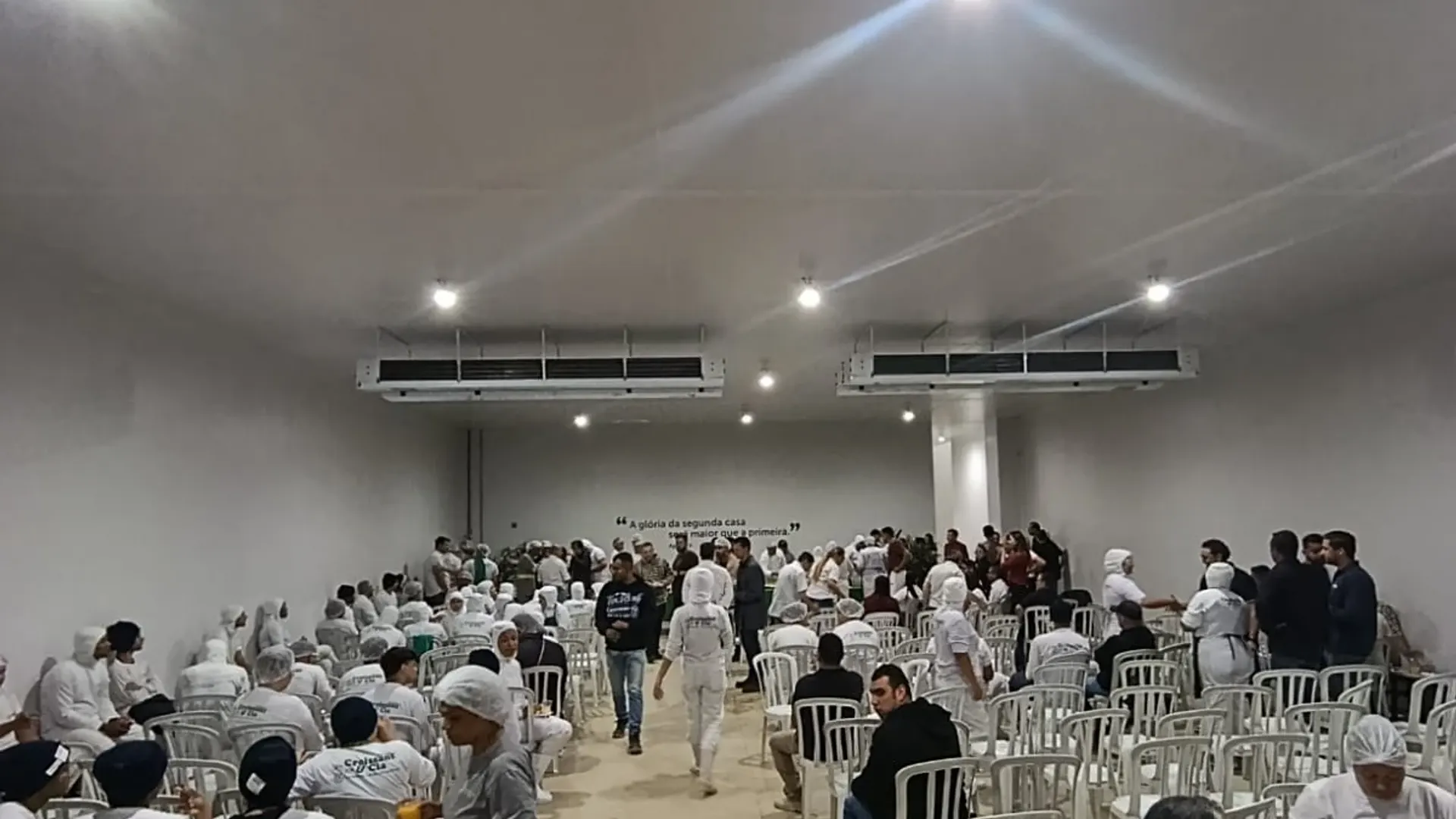 Refeitório em isopainel climatizado com evaporadores industriais na Croissant & Cia
